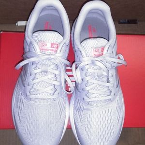 Women's New Balance Running Shoes NIB Size 11 Light Gray / Pink